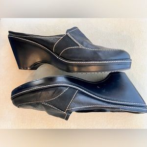 Black “Bandolino” No Boundries slides